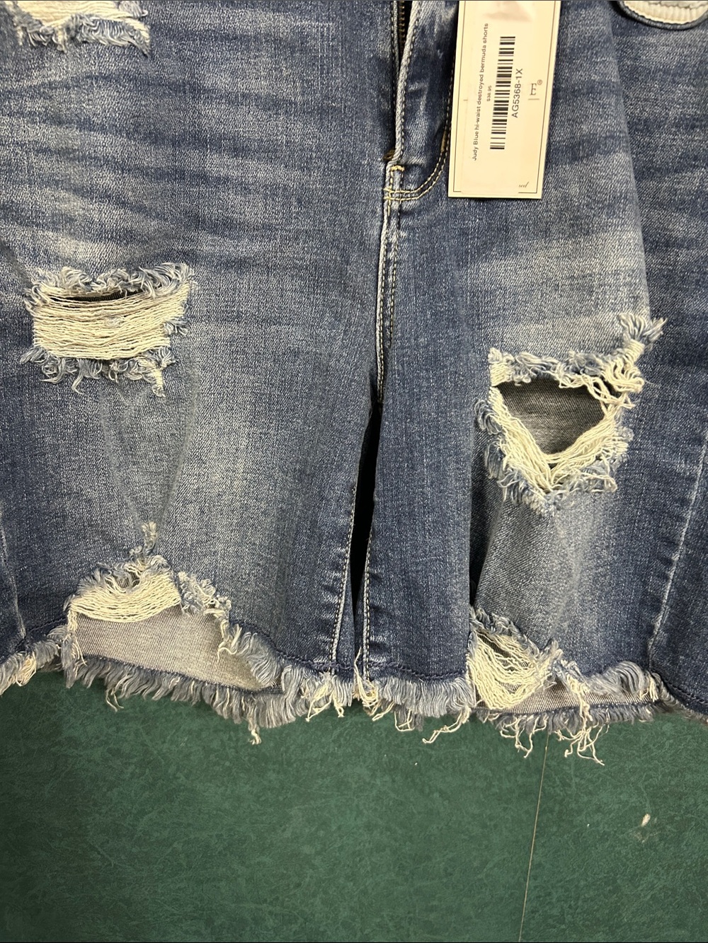 NWT 1X Judy Blue Distressed Dark Blue Denim Shorts with Frayed Hem - Picture 4 of 7